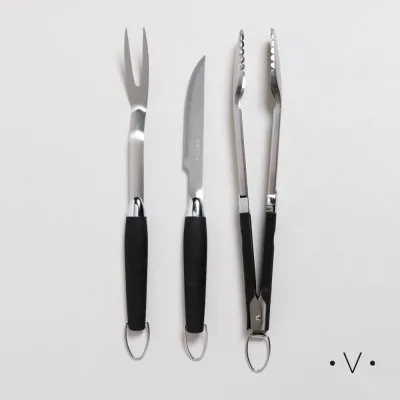 SET DE ASADO Y PINZA DE ACERO INOXIDABLE CON MANGO NEGRO - Imagen 2