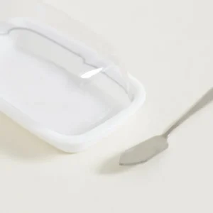 MANTEQUERA BASE DE PLASTICO BLANCO Y TAPA DE ACRILICO CON UNTADOR