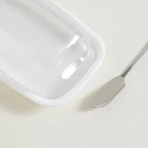 MANTEQUERA BASE DE PLASTICO BLANCO Y TAPA DE ACRILICO CON UNTADOR