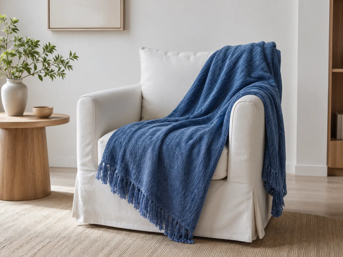MANTA DE CHENILLE AZUL LISA CON FLECOS - Imagen 2