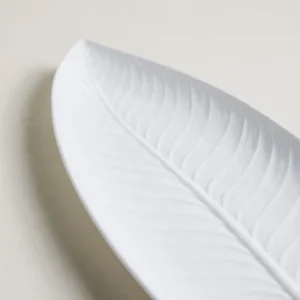BANDEJA DE PORCELANA HOJA BLANCO 39X18 CM