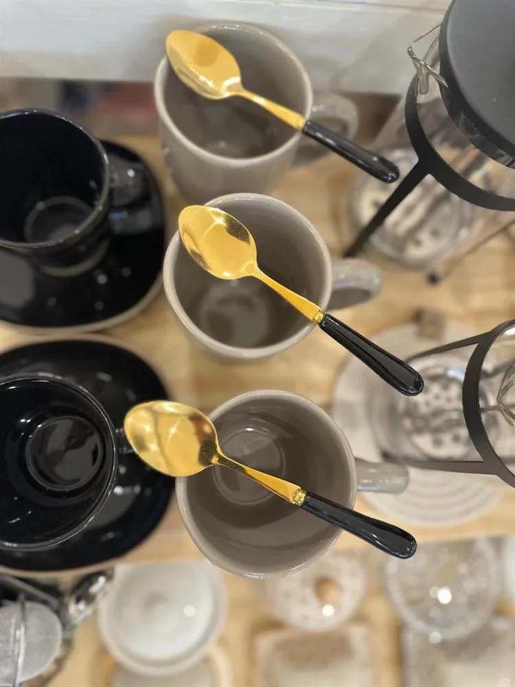 CUCHARAS DE ACERO DORADO CON MANGO DE CERAMICA NEGRO 14,5 CM - Imagen 3